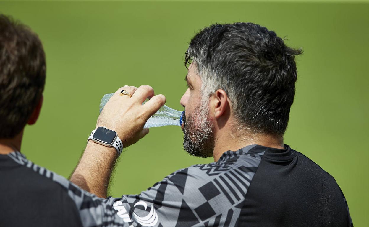 Gattuso, de espaldas, durante un entrenamiento en Paterna.