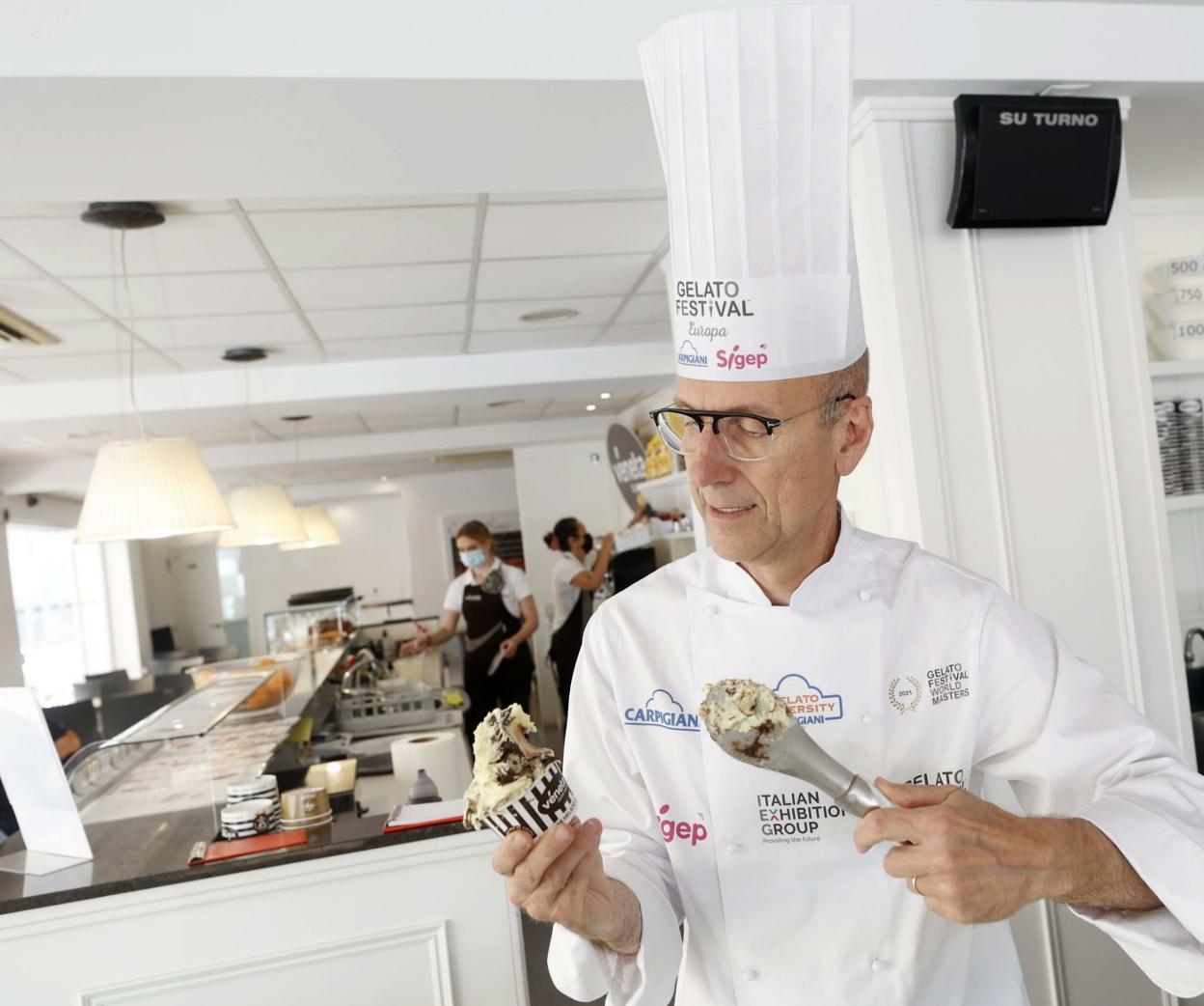 Maurizio Melani sirviendo uno de sus famosos helados. Jesús Signes