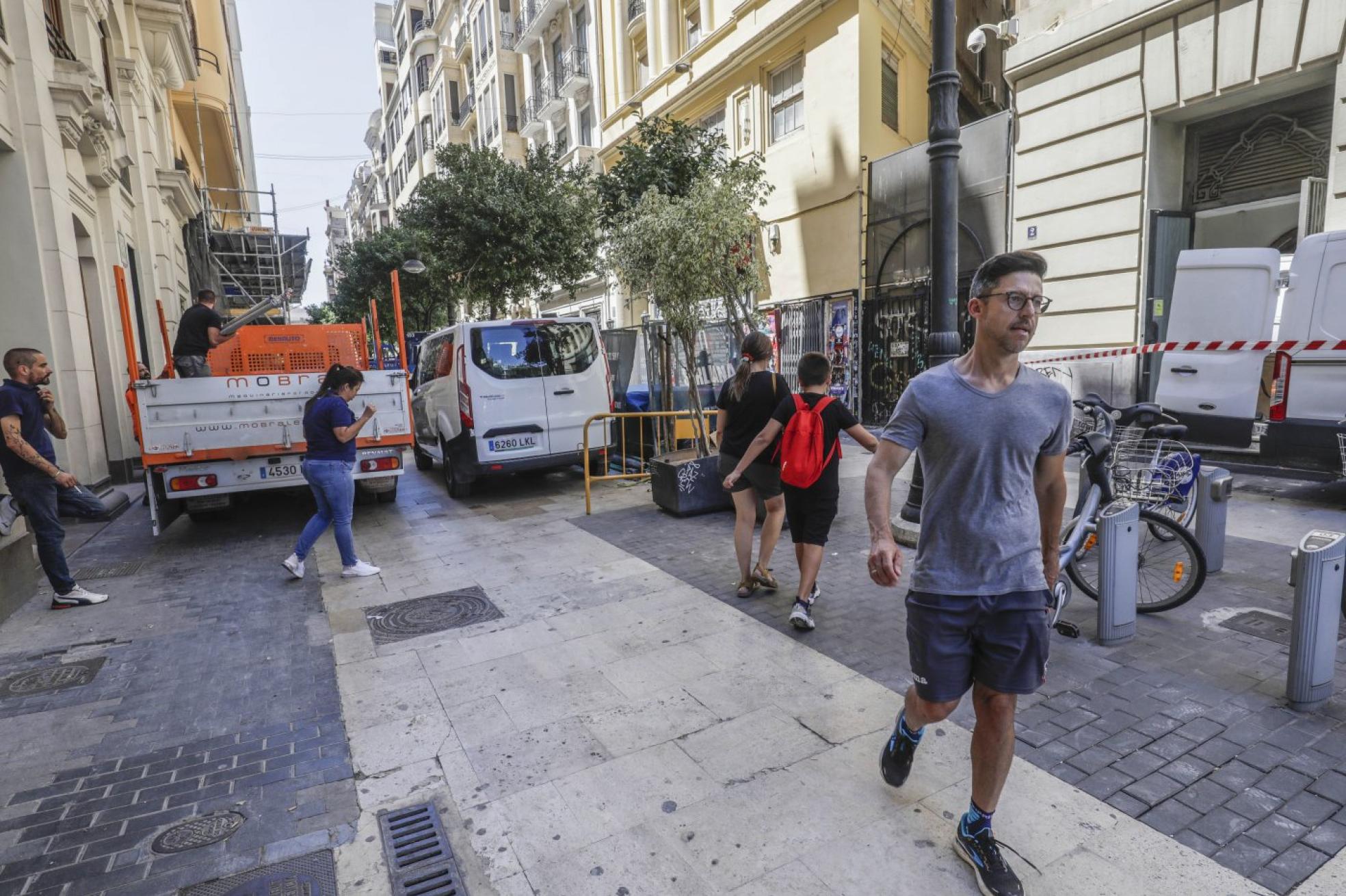 Atasco. La calle Ribera, repleta de camiones y de obras que impiden el paso de peatones, esta misma semana. 