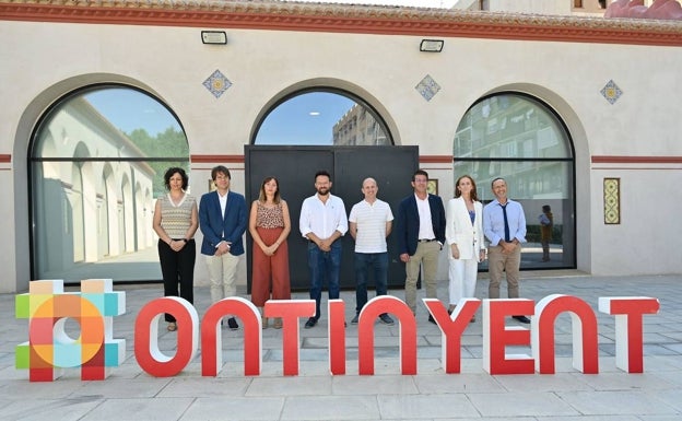 Los ponentes del debate, organizado por LAS PROVINCIAS, posan junto a la entrada del Museu Téxtil Valencià de Ontinyent antes del inicio del encuentro del pasado jueves.