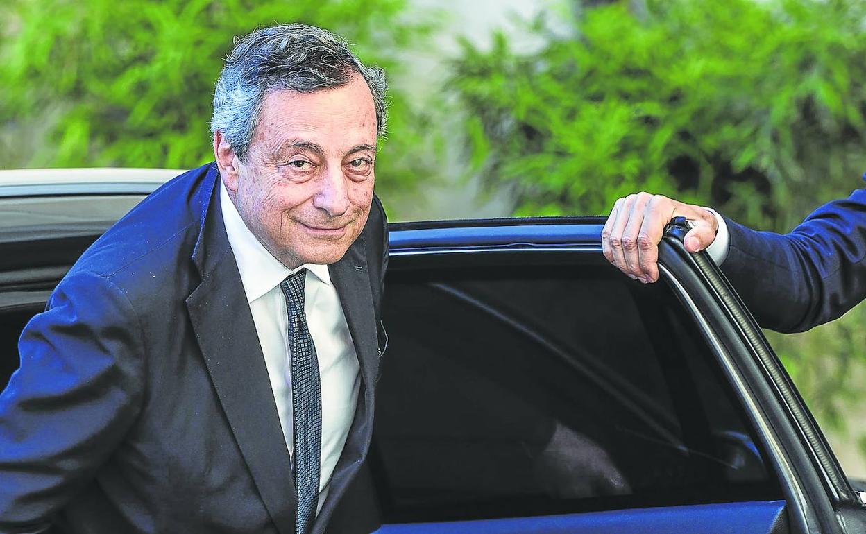 Draghi acudió ayer al funeral del veterano periodista italiano Eugenio Scalfari. 