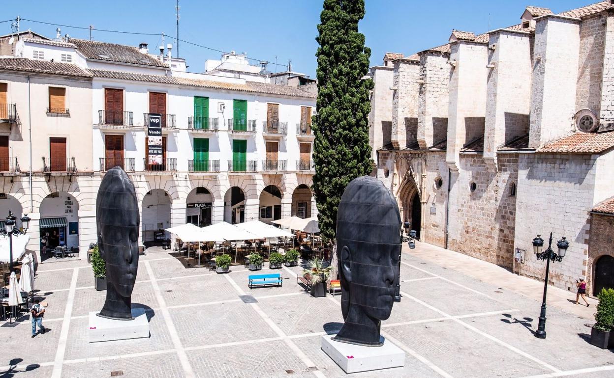 Las esculturas en la plaza. 