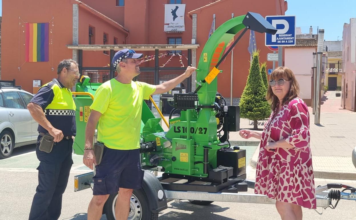 La alcaldesa de Potries, Assumpta Domínguez, en el momento de la llegada de la máquina trituradora a Potries. 