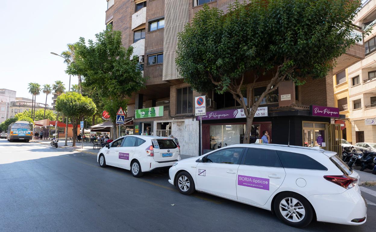Gandia aumenta el servicio de taxis para cubrir la demanda de verano y el Pirata Beach