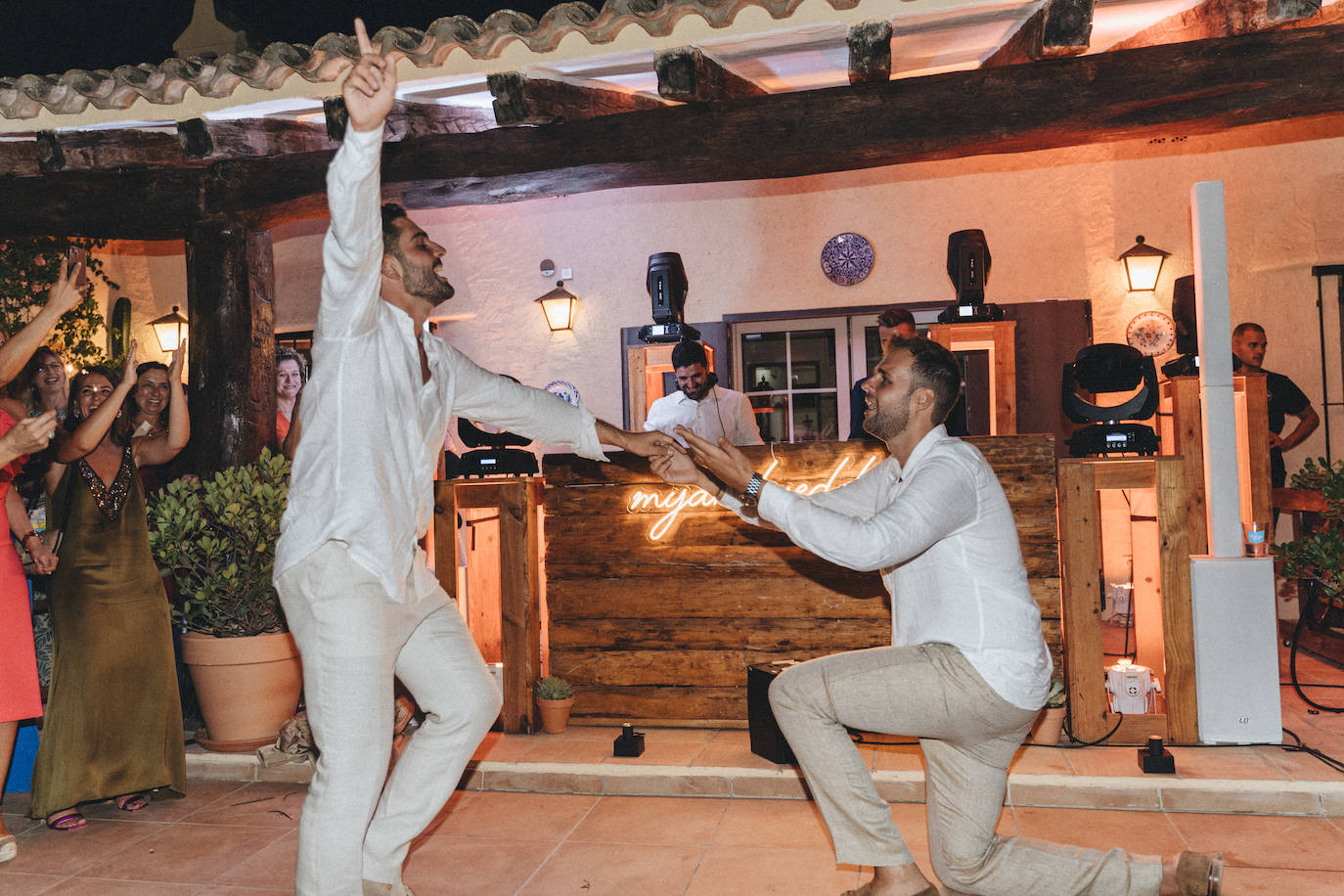 Yago Sanz y Mario Artigues se han casado en una finca en Ontinyent, con 250 invitados como testigos y una celebración para recordar.