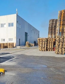 Imagen secundaria 2 - Imágenes del incendio de esta madrugada en la fábrica de pallets de Elche. 