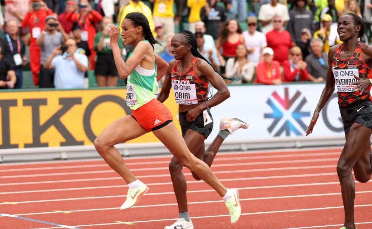 Gidey, en el momento del esprint final en el que se ha proclamado campeona del mundo. 