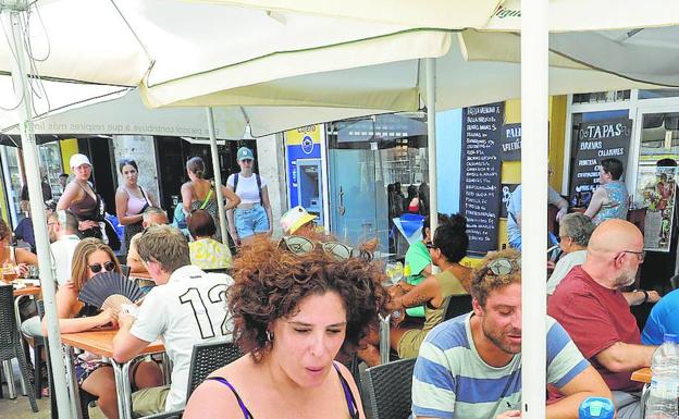 Familias y grupos de amigos, en la terraza de un restaurante de Valencia. 