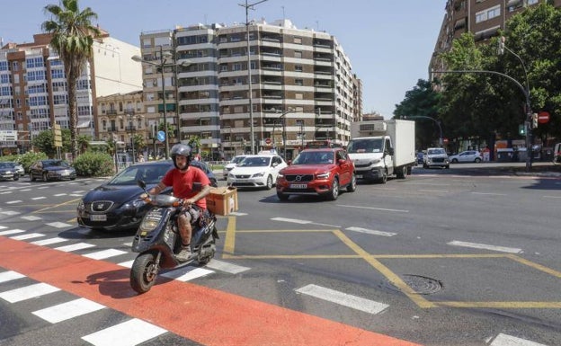 Coches y motos atravesando el estrecho carril bici de Pérez Galdós. 