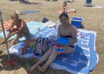 Imagen secundaria 1 - Cristina Flores y su familia, con el flotador de unicornio; María Maghiar mostrando un recipiente con sandía y Luz Cardona, en una tienda de campaña. 