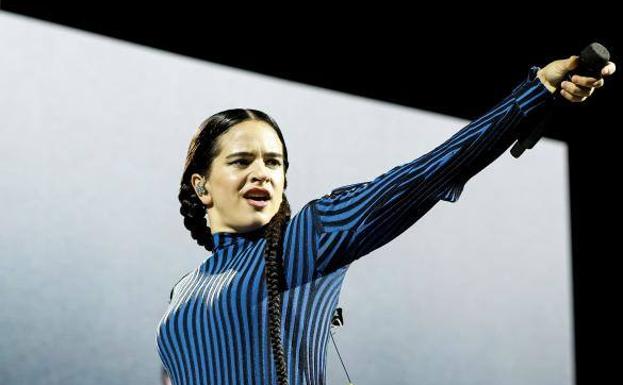 El guiño de Rosalía a Valencia bebiendo horchata en mitad de su concierto