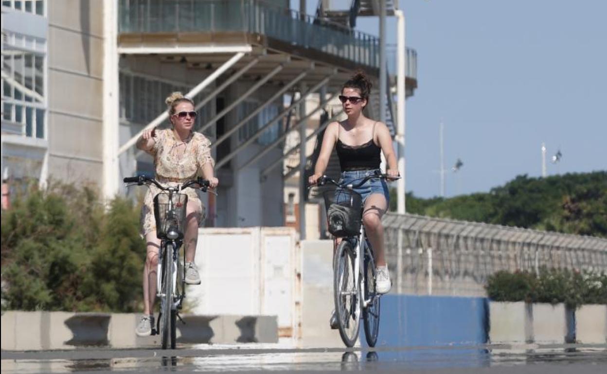 Dos jóvenes en Valencia durante la ola de calor.