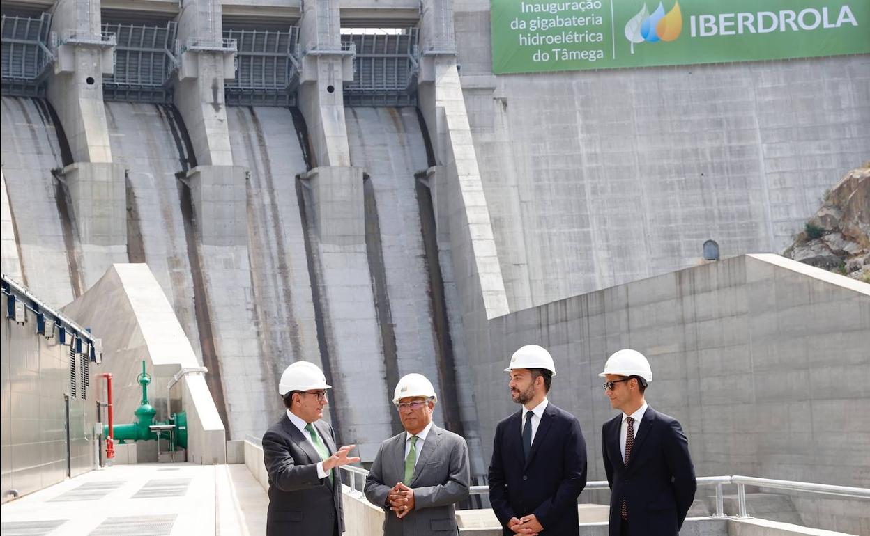 El presidente portugués, Antonio Costa, junto al de Iberdrola, Ignacio Galán, en la hidroeléctrica. 