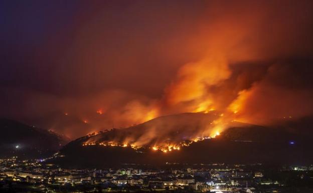 Imagen de las llamas producidas por el incendio forestal en la localidad de O Barco de Valdeorras