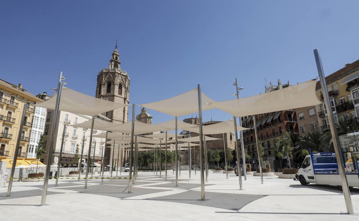 Los nuevos toldos que ocupan el centro de la plaza de la Reina. 