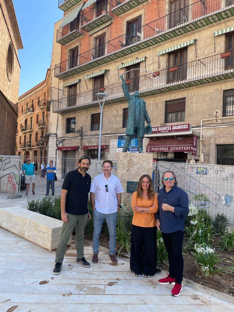 Giuseppe Grezzi y Glòria Tello frente a la ueva estatua.