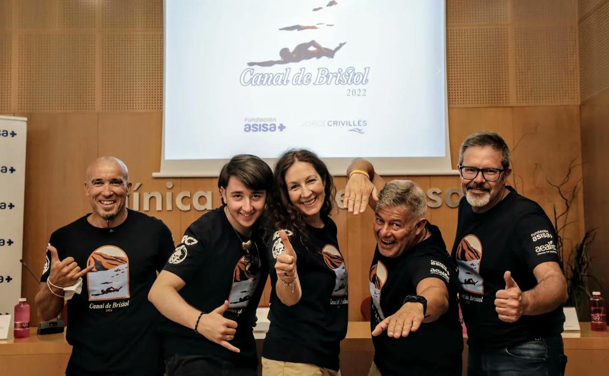 Jorge Crivillés (segundo por la derecha), tras la presentación de su nuevo reto solidario. 