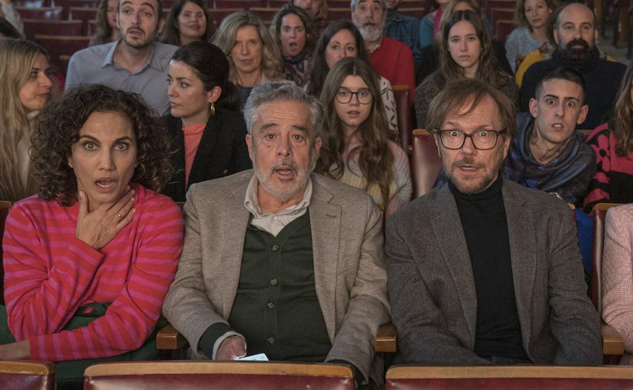 Toni Acosta, Carlos Iglesias y Santiago Segura, en un fotograma de la película.