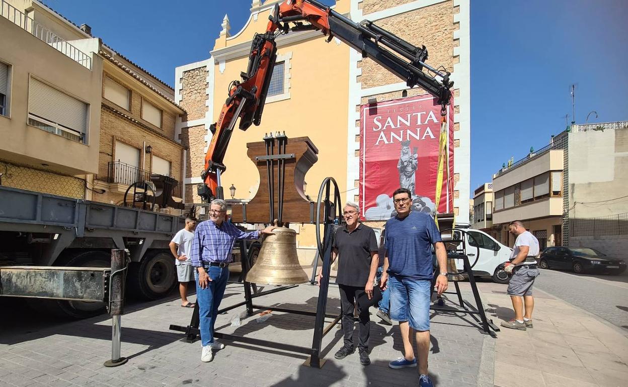 El alcalde, Ramón Marí, el concejal Tino Moreno y el párroco Engraci Bataller, con las campanas restauradas. 