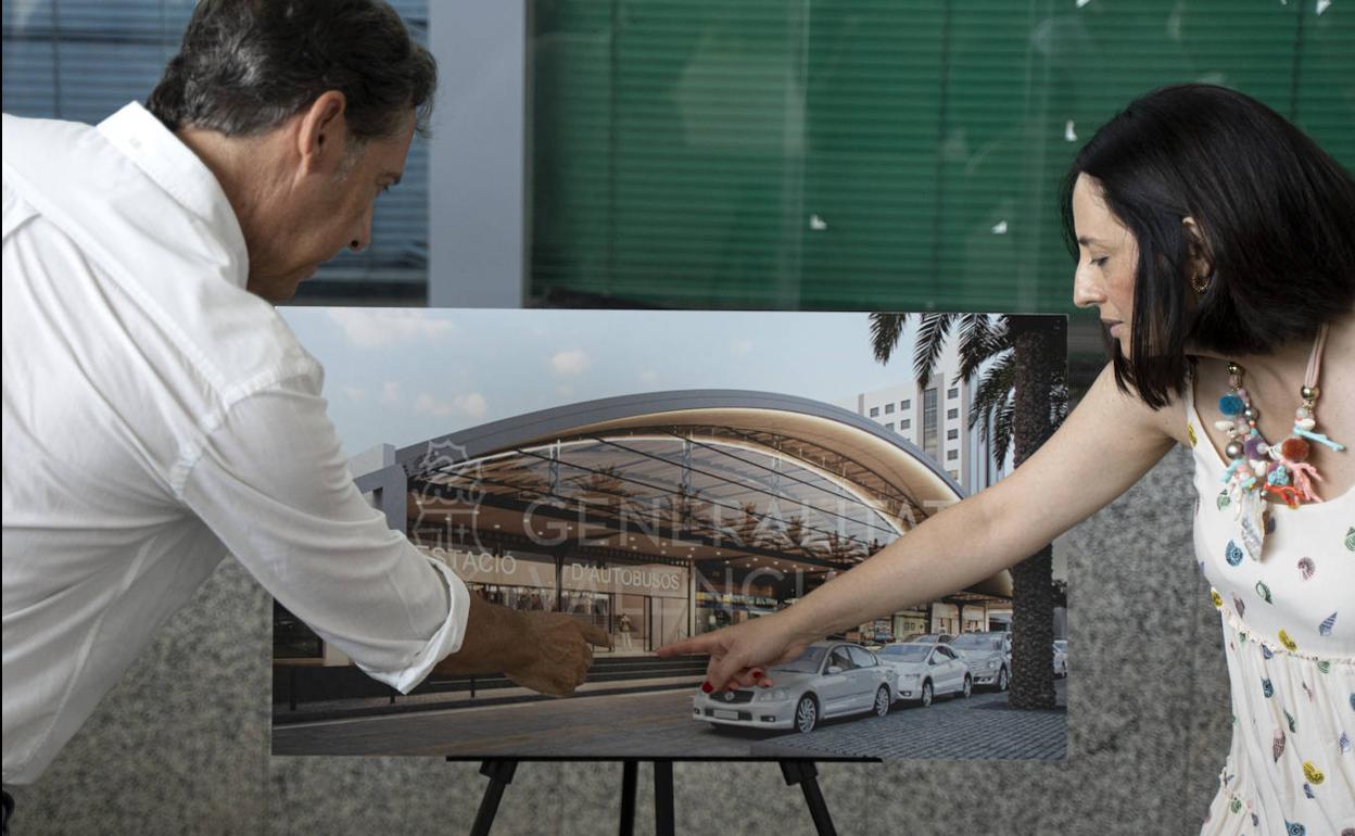 La consellera Rebeca Torró, durante su visita a la Estación de Autobuses de Valencia.