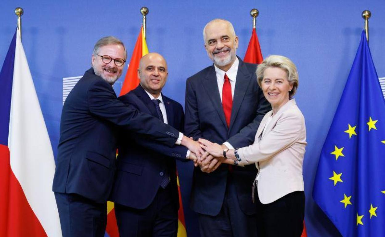 De izquierda a derecha, los primeros ministros de Chequia, Petr Fiala (Chequia ostenta la presidencia rotatoria de la UE); Macedonia del Norte, Dimitar Kovacevski; Albania, Edi Rama; y la presidenta de la Comisión Europea, Ursula von der Leyen