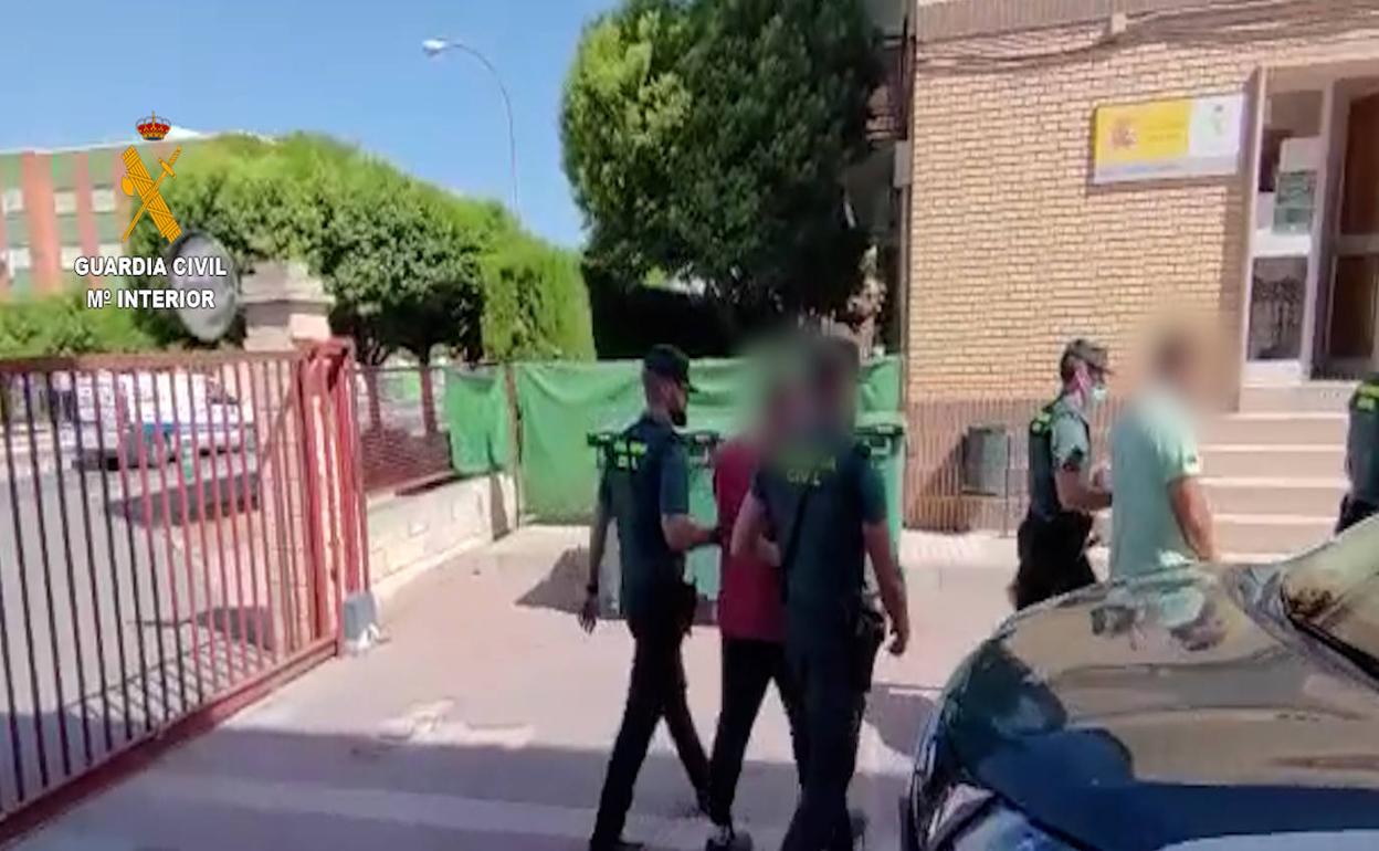 Los agentes acompañan a los dos detenidos, de nacionalidad española y vecinos de Alicante. 