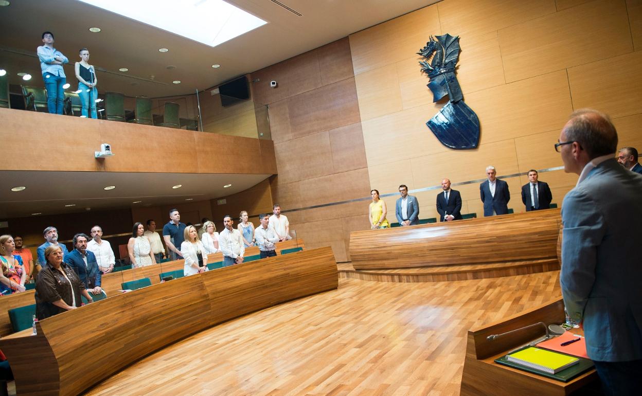 Asiento vacío de Rius en el minuto de silencio, este martes en la Diputación. 