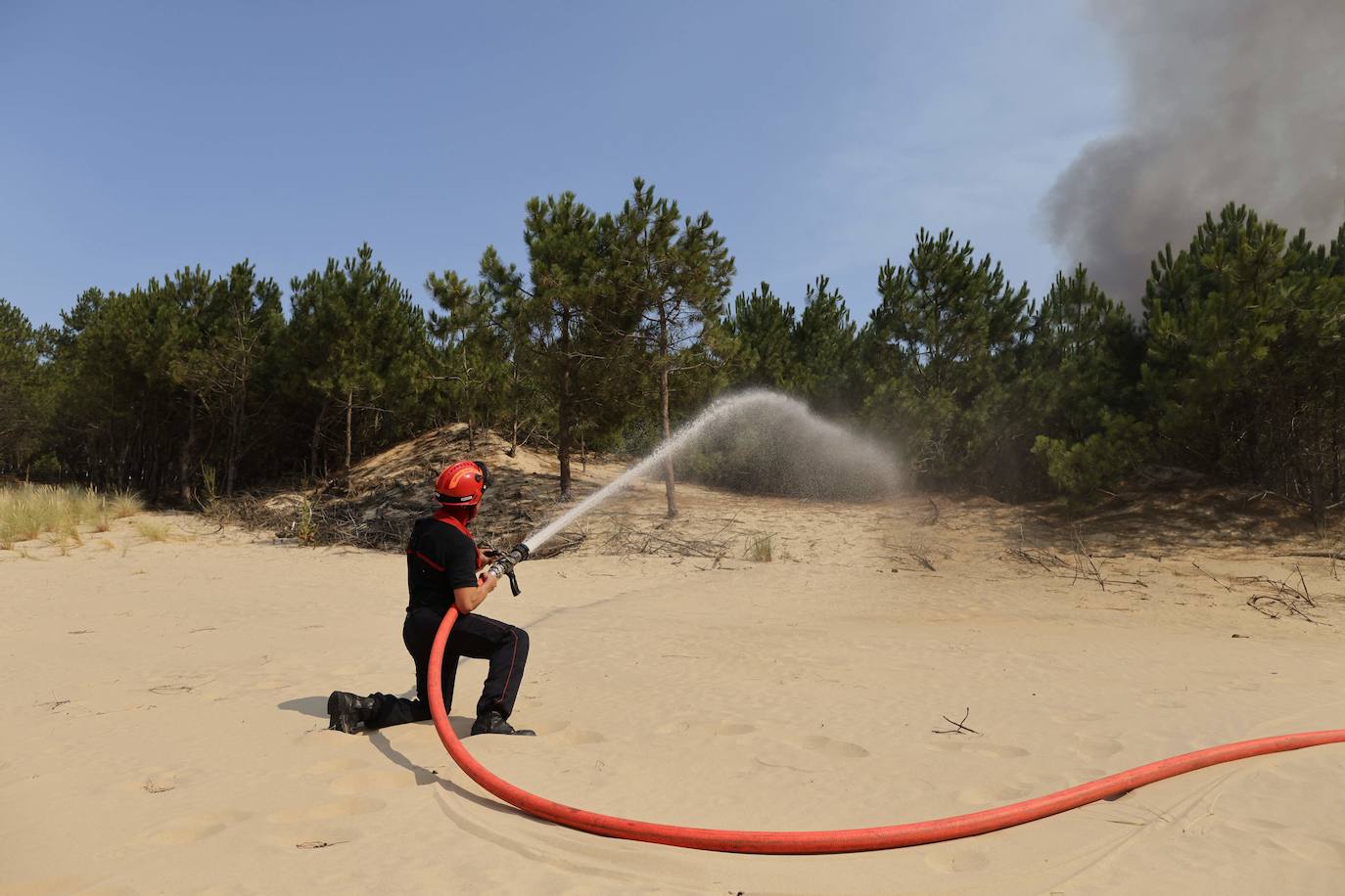 La duna de Pilat, cerca de Burdeos, es un reclamo turístico y está muy cerca de Arcachon y y de Cap de Ferrer