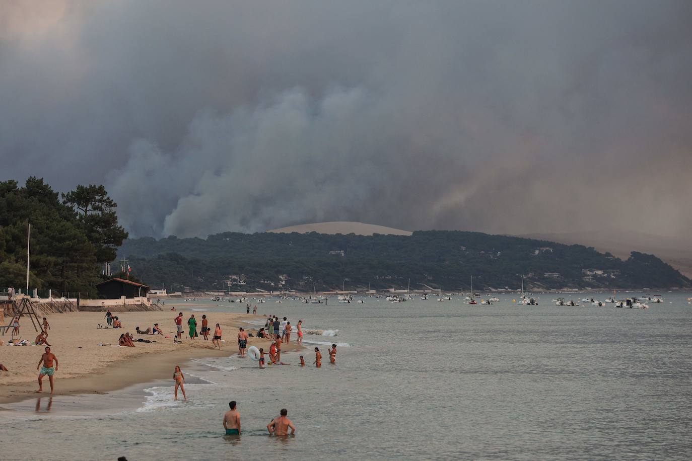 La duna de Pilat, cerca de Burdeos, es un reclamo turístico y está muy cerca de Arcachon y y de Cap de Ferrer