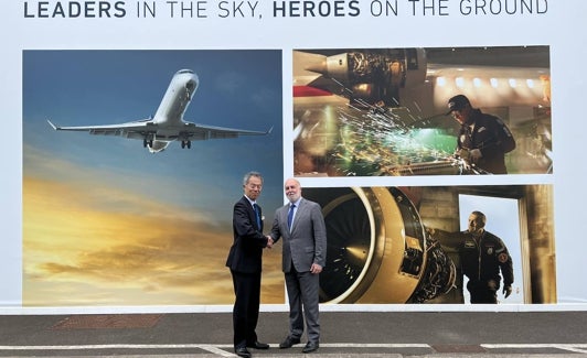 El presidente de Mitsubishi Regional Jet Aviation Group (MHIRJ), Hiro Yamamoto, y el vicepresidente de Air Nostrum, Miguel Ángel Falcón. 