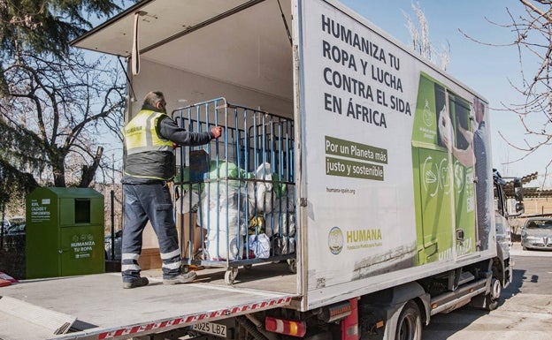 Un trabajador recogiendo las donaciones de los contenedores de la fundación Humana. 