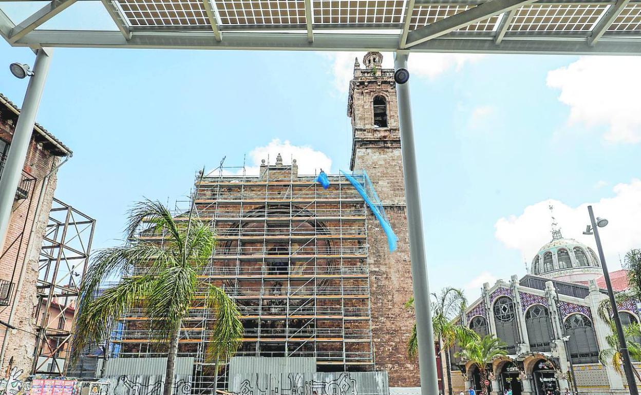 Fachada de la iglesia de los Santos Juanes cubierta de andamios. 