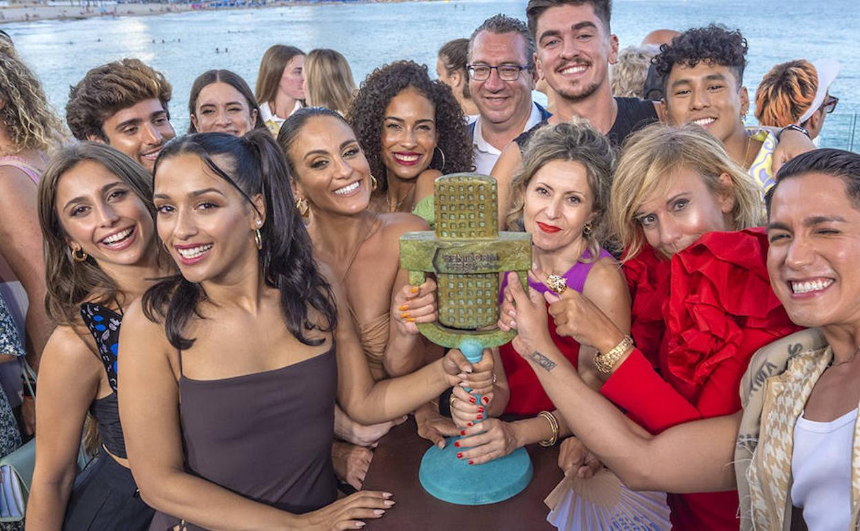 Chanel en Benidorm, compañada de sus bailarines Pol, Exon, María, Josh y Raquel. 