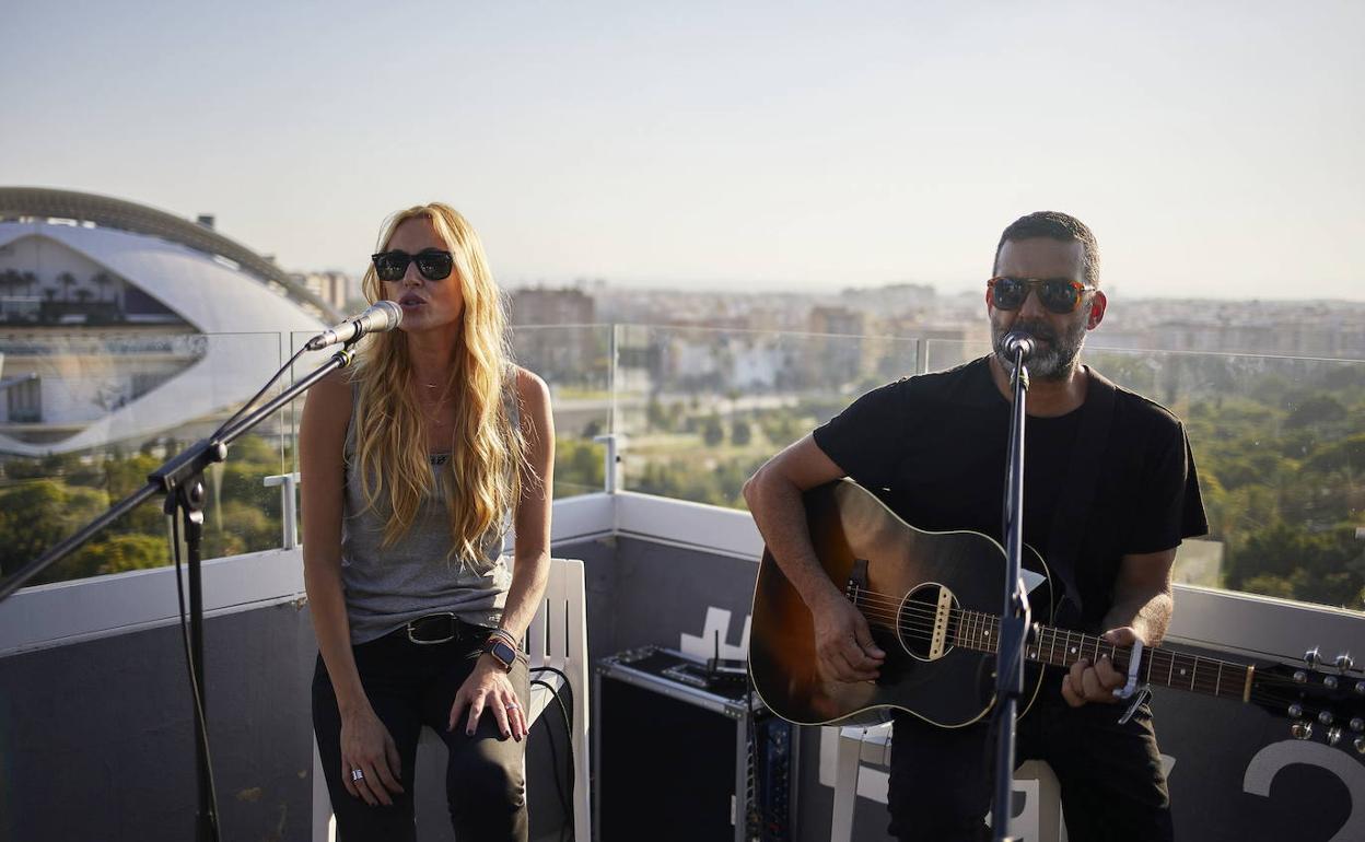 Carolina Cerezuela y Jaime Anglada han actuado en la terraza del hotel Barceló, en la avenida de Francia. 