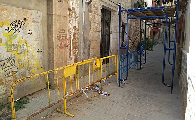 Imagen principal - Diferentes inmuebles en estado de ruina repartidos por el casco antiguo contestano. 