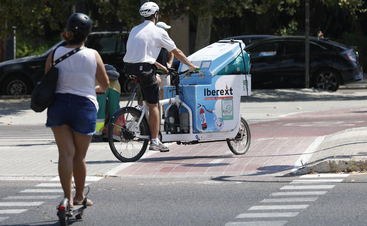 Varias personas en una calle de Valencia durante una nueva jornada de altas temperaturas. 