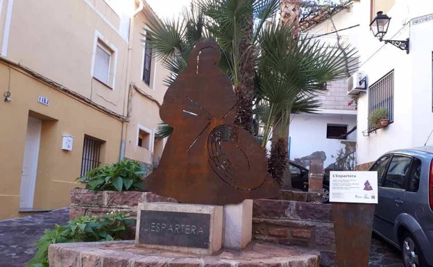 La escultura de l'Espartera, en el corazón del municipio de Serra. 