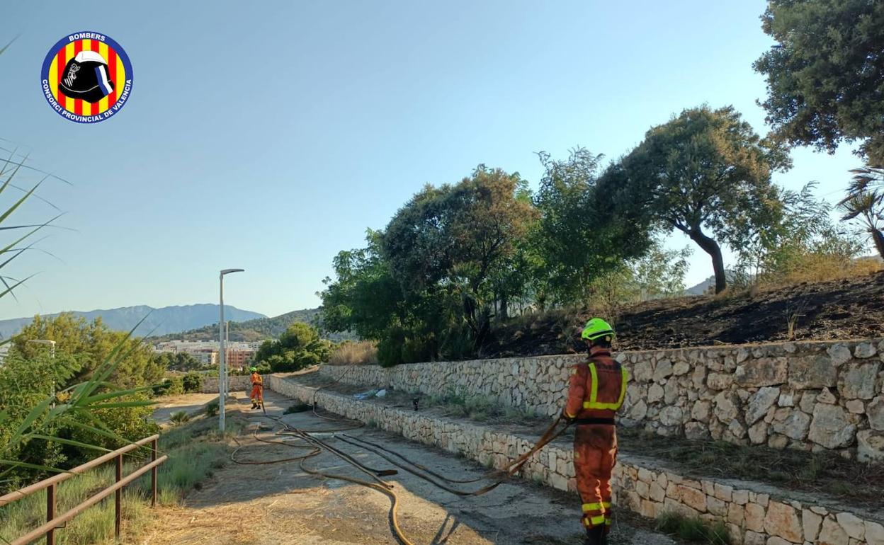 Los bomberos en las tareas de extinción de un incendio en Gandia. 