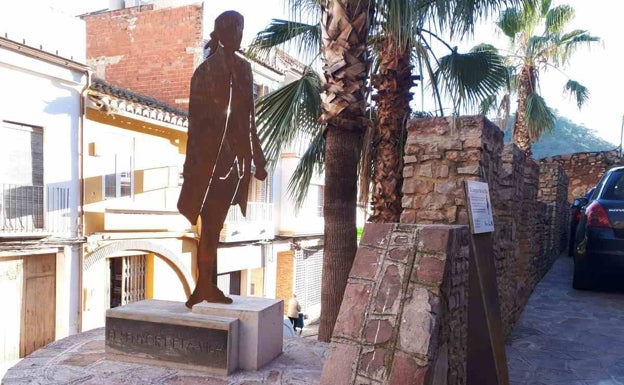 Escultura de El Senyor de la Vila. 