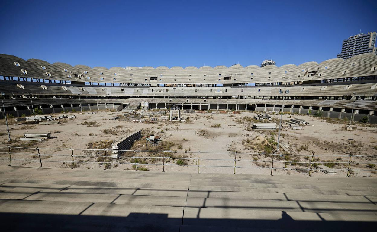 Aspecto actual de las obras del nuevo estadio del Valencia, paradas desde febrero de 2009. 