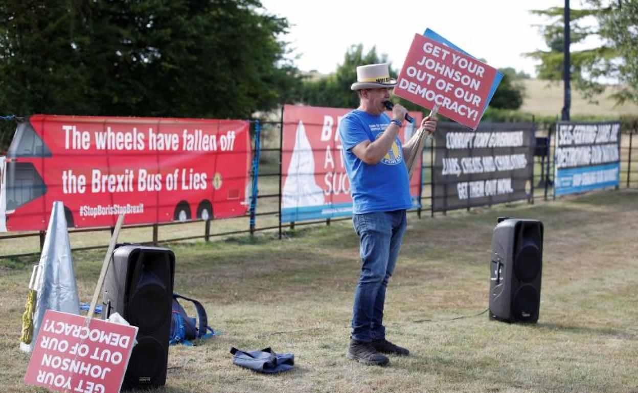 Un ciudadano protesta contra el Brexit en las inmediaciones de la residencia estival de Boris Johnson en Chequers. 