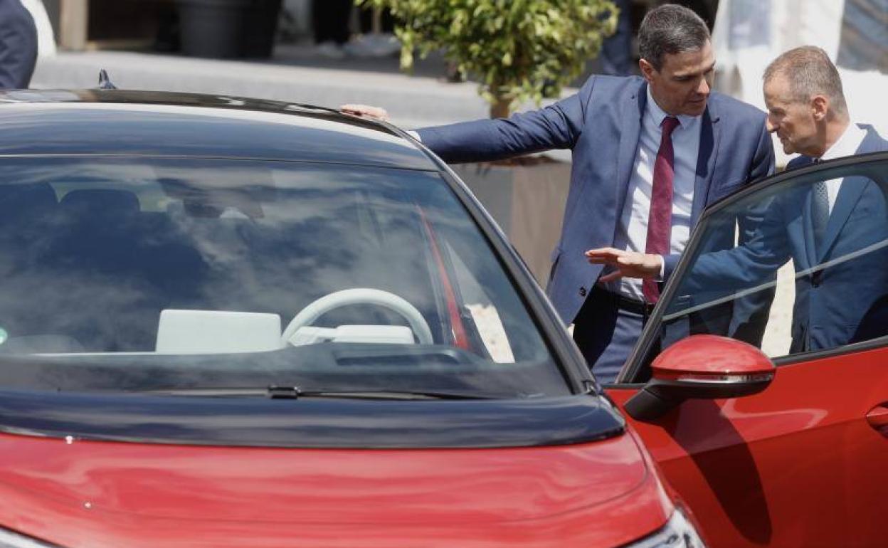 El presidente del Gobierno, Pedro Sánchez (i), y el director ejecutivo de Volkswagen, Herbert Diess (d), durante la presentación del proyecto de gigafactoría de baterías de Volkswagen. 