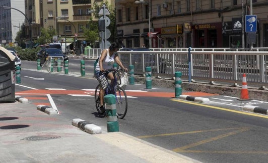 Una ciclista se gira para comprobar si vienen vehículos en Pérez Galdós. 