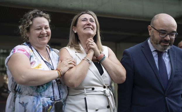 La madre de Marta Calvo, Marisol Burón (c), junto a su abogada, Pilar Jové, y al letrado de la acusación particular, Juan Carlos Navarro. 