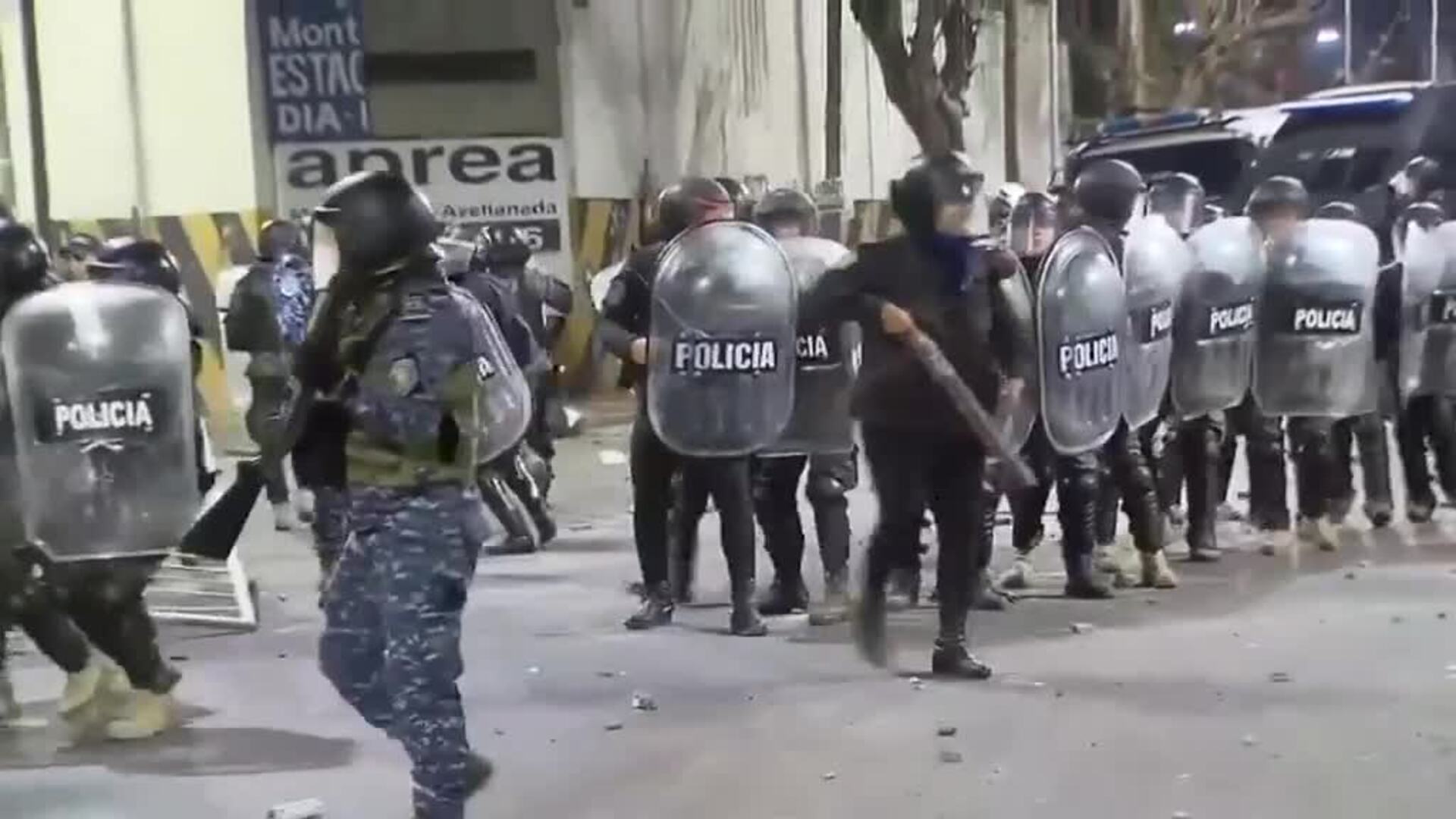 La Policía de Buenos Aires carga contra hinchas del Independiente que protestaban contra la dirección del club