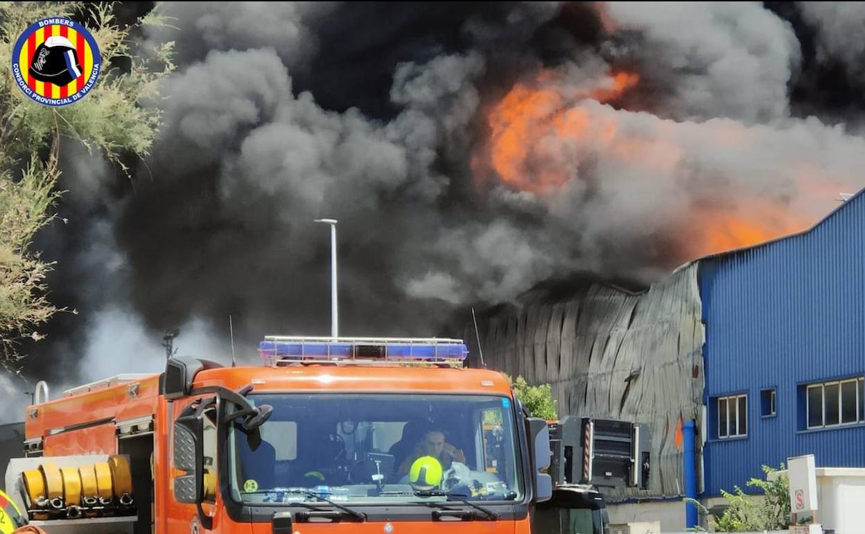 Una densa columna de fuego y humo sale de la nave. 