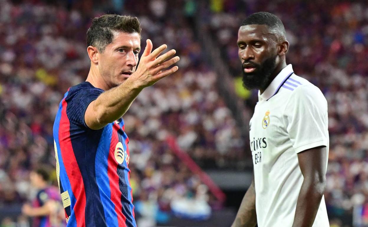 Robert Lewandowski frente a Antonio Rudiger. 