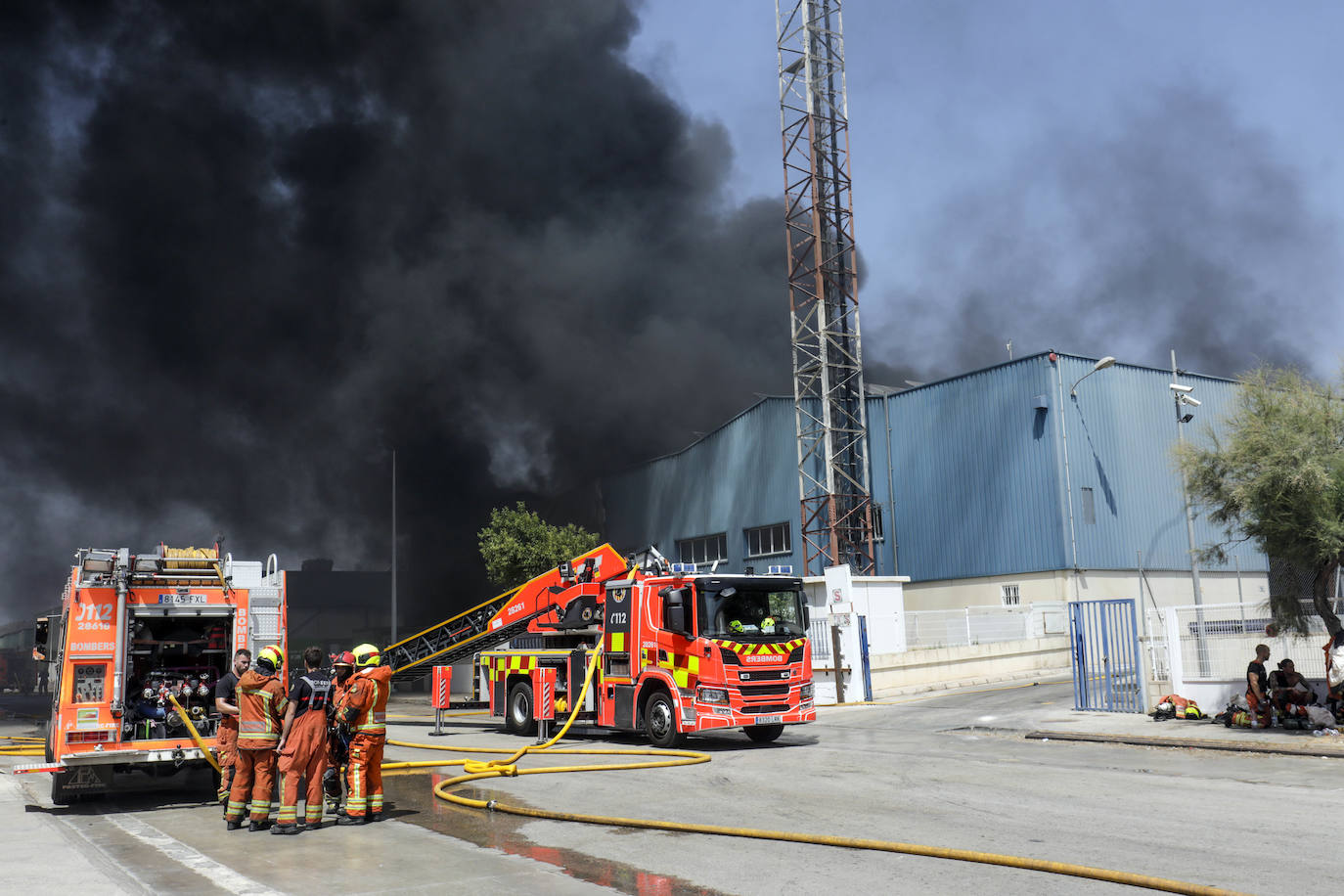 Fotos: Las imágenes del incendio de una nave industrial en Riba-roja