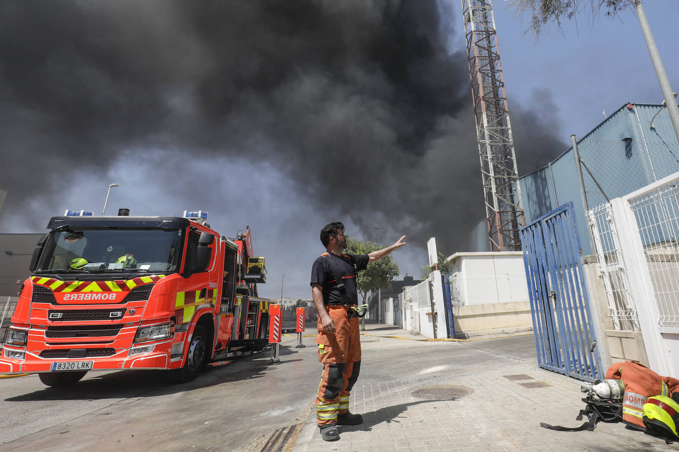 Fotos: Las imágenes del incendio de una nave industrial en Riba-roja