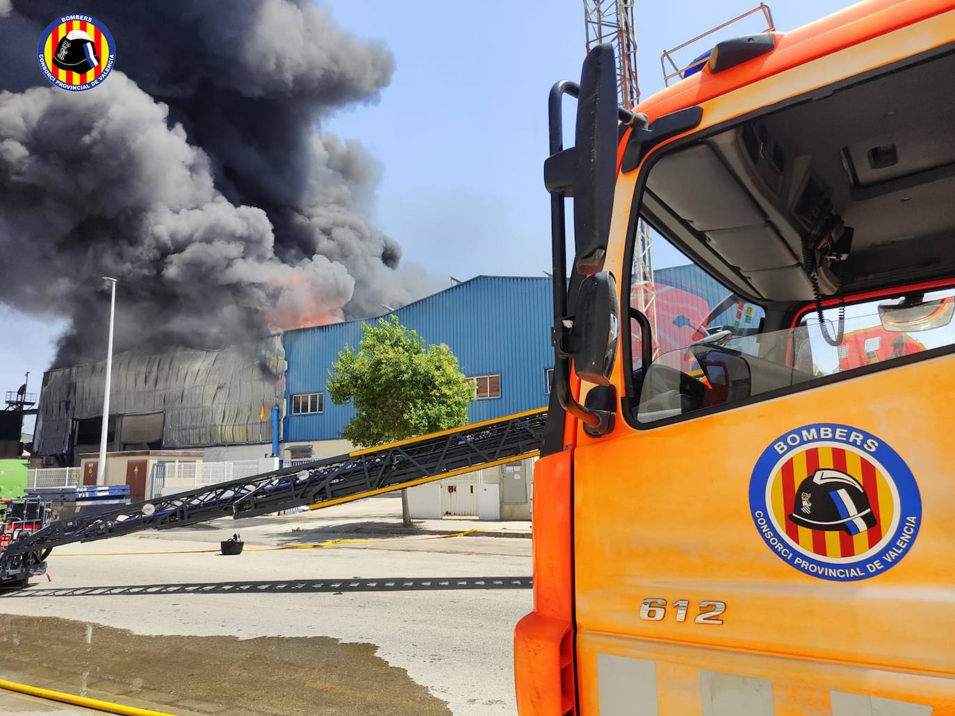 Fotos: Las imágenes del incendio de una nave industrial en Riba-roja